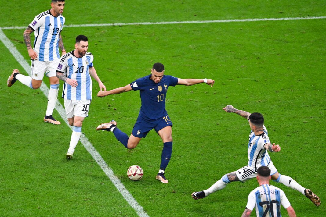 FIFA, la grande annonce concernant le match France Argentine Joueur français en action contre l'Argentine lors d'un match de football.
