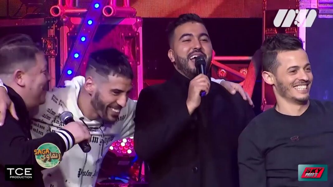 Musiciens lors d'une performance live Groupe de musiciens souriants lors d'une émission musicale en studio.