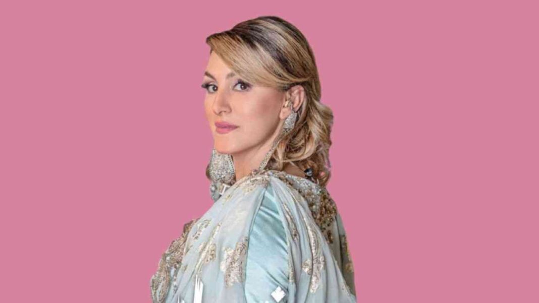 Manal Gherbi portant une robe sophistiquée et des bijoux étincelants.