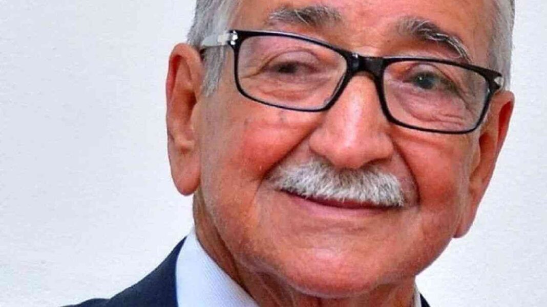 Drame : Mohamed Hazim conduit d’urgence à l’hôpital par taxi Homme âgé avec lunettes, sourire chaleureux, portrait rapproché.