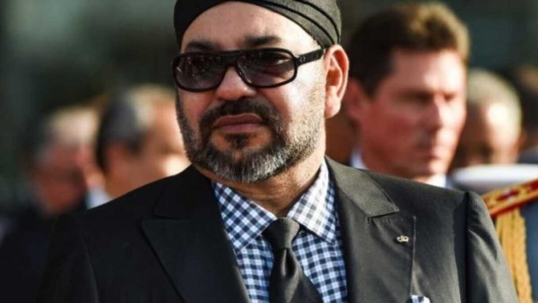 Le Polisario menace ouvertement le roi du Maroc Homme en costume noir et lunettes de soleil lors d'un événement public.