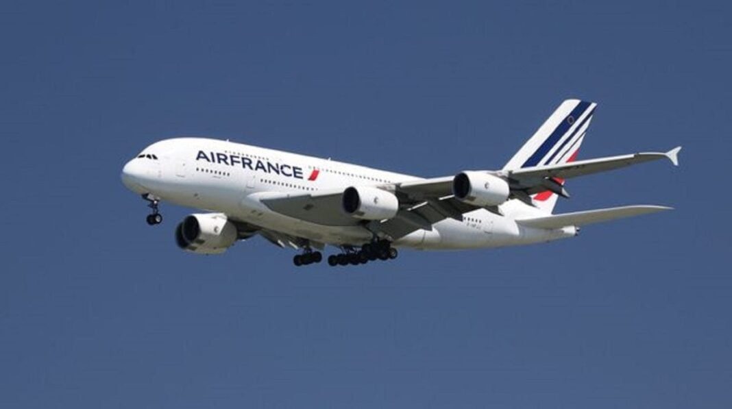 Mouvement de Grève du 19 janvier en France : Impactera- t-elle les vols vers l’Algérie ? Voici la réponse. Avion Air France en vol dans le ciel bleu clair.