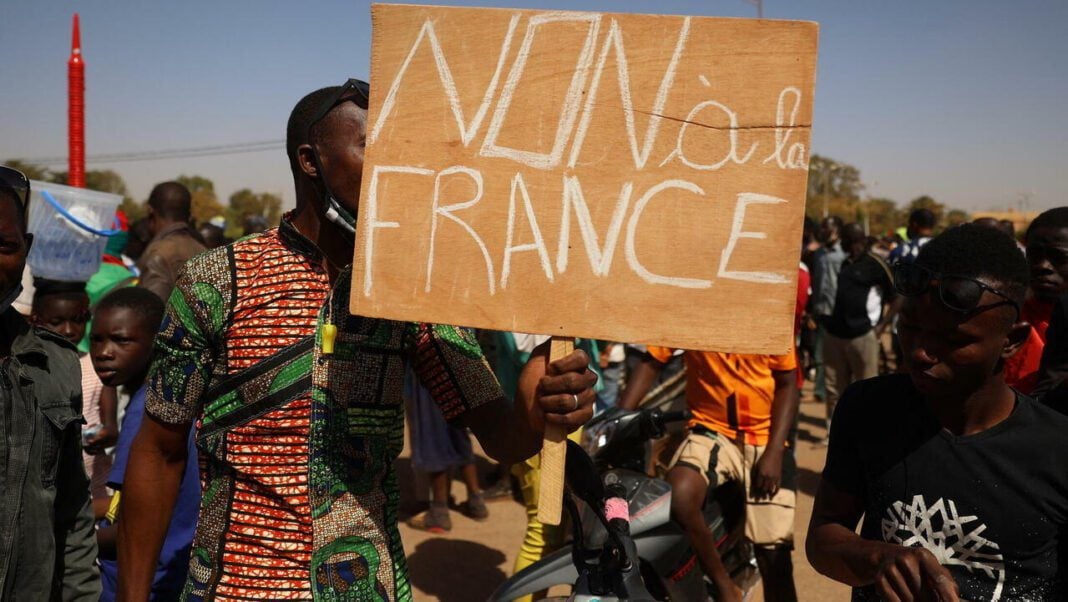 Manifestations : la grosse colère de l’Afrique contre la France Manifestants africains protestant contre la France lors d'une manifestation.