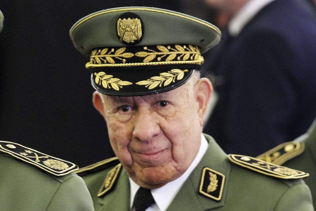 Enorme Scandale: Chef de la police en Algérie, et grand homme d’affaire en France Officier de police en uniforme avec décorations et chapeau militaire.