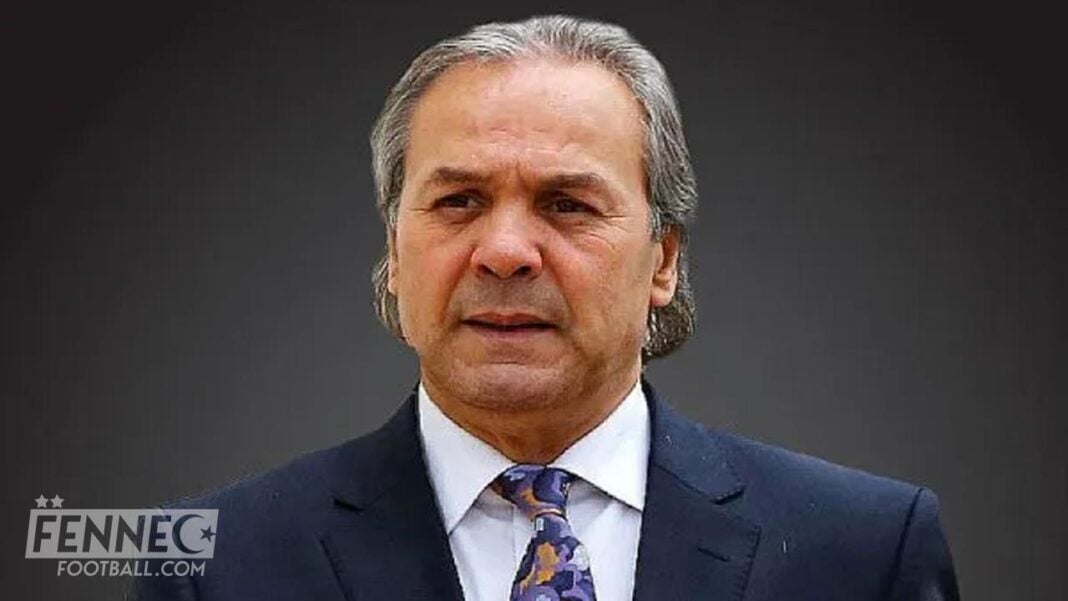 Rabah Madjer lors d'une intervention Rabah Madjer en costume lors d'une vidéo sur un arrêt de match.