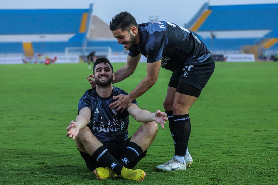 Inouï! l’algérien Rezki Hamroune inscrit le but le plus rapide dans un championnat égyptien (Vidéo) Rezki Hamroune et un coéquipier en célébration sur le terrain de football.
