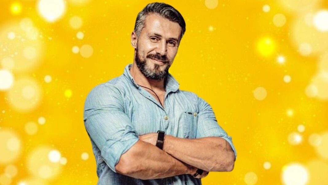Relation parent-enfant : Samir Benaissa fait de touchantes révélations. Samir Benaissa avec un sourire confiant et un fond jaune lumineux.