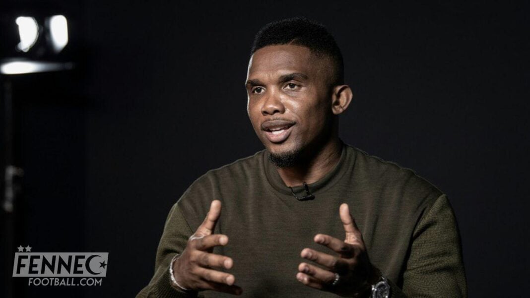 Samuel Eto’o lors d'une interview Samuel Eto’o en pleine interview, discutant avec expressivité.