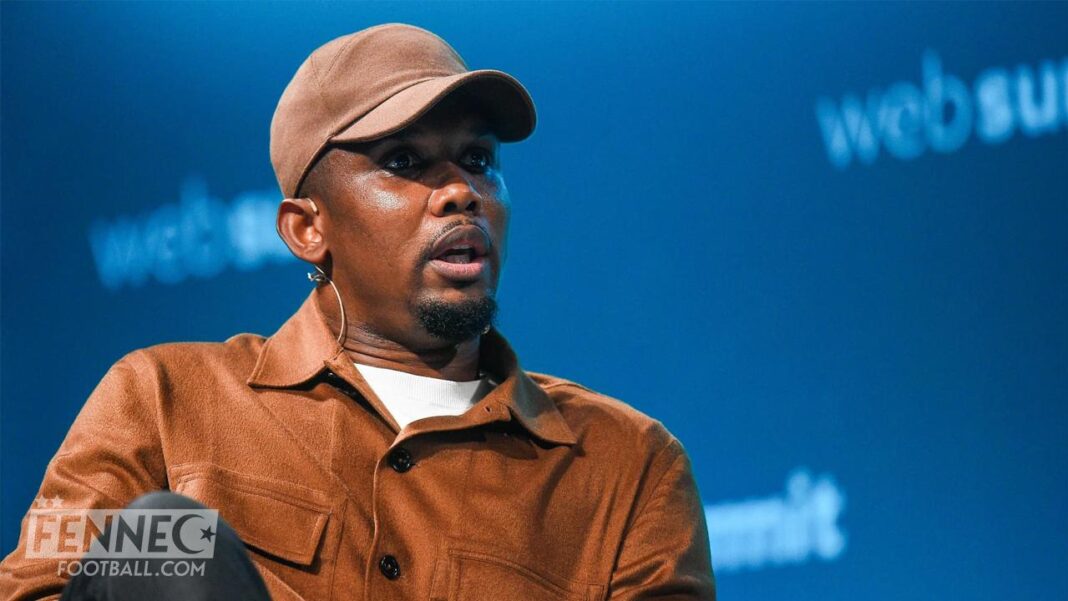 Samuel Eto'o lors d'une conférence Samuel Eto'o portant une casquette lors d'une conférence sportive.