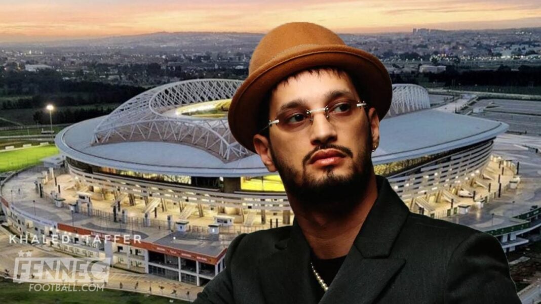 En direct du stade de Baraki: voici la vidéo de Soolking qui enflamme le net Portrait d'un homme avec chapeau devant le stade de Baraki au coucher du soleil.