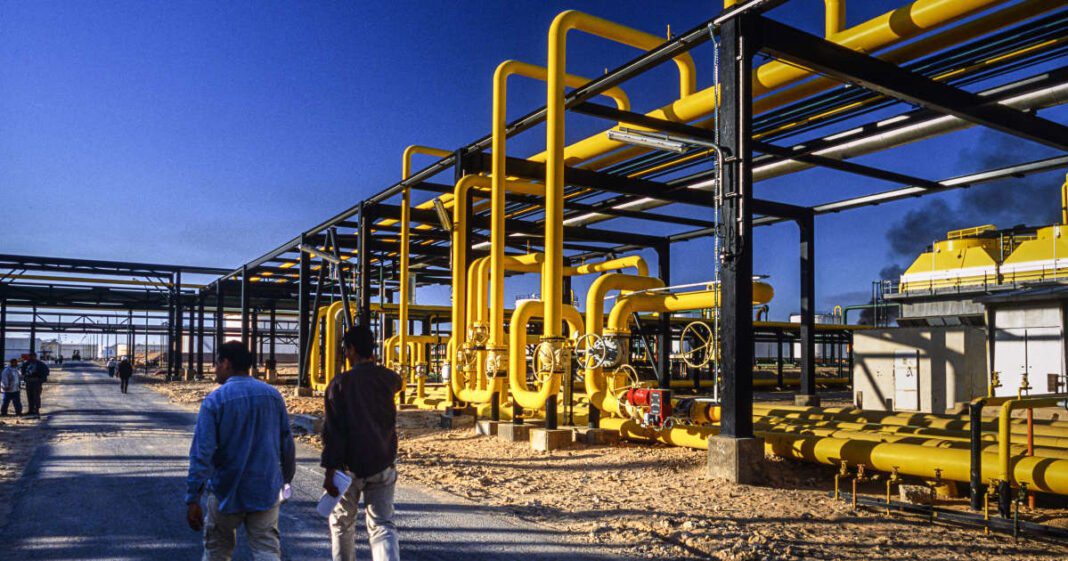 Algérie/ Sonatrach : Un gisement gazier nouvellement découvert produira cette quantité par jour. Installations industrielles de gaz avec tuyaux jaunes en Algérie.