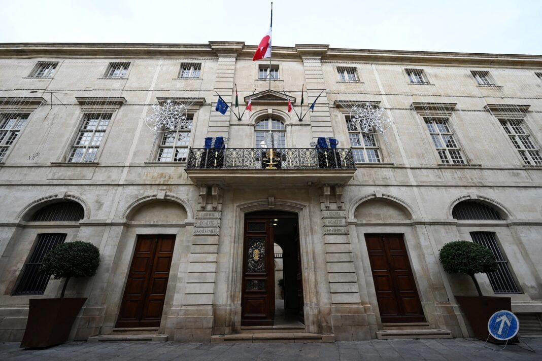 Nîmes : Une école musulmane clandestine fermée pour cette incroyable raison. Façade d'un bâtiment officiel avec drapeaux français et européens.
