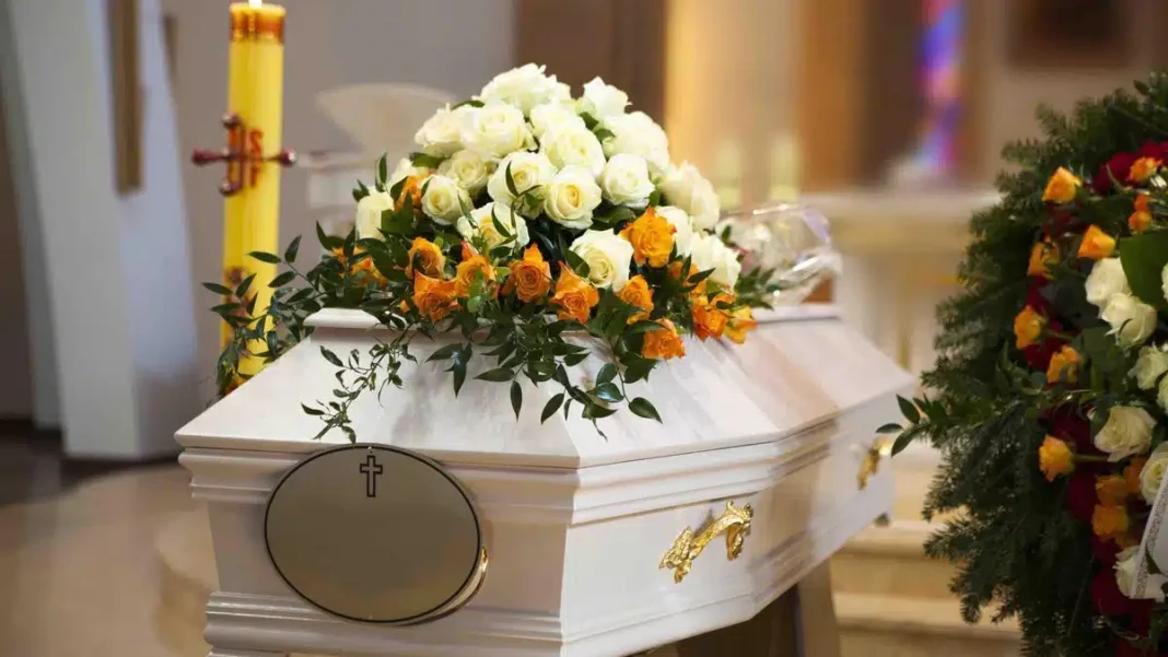 Alerte ! Une « fausse médecin » cause la mort d’un enfant de 6 ans à Ain Defla Cercueil blanc décoré de fleurs jaunes et blanches lors d'une cérémonie funéraire.