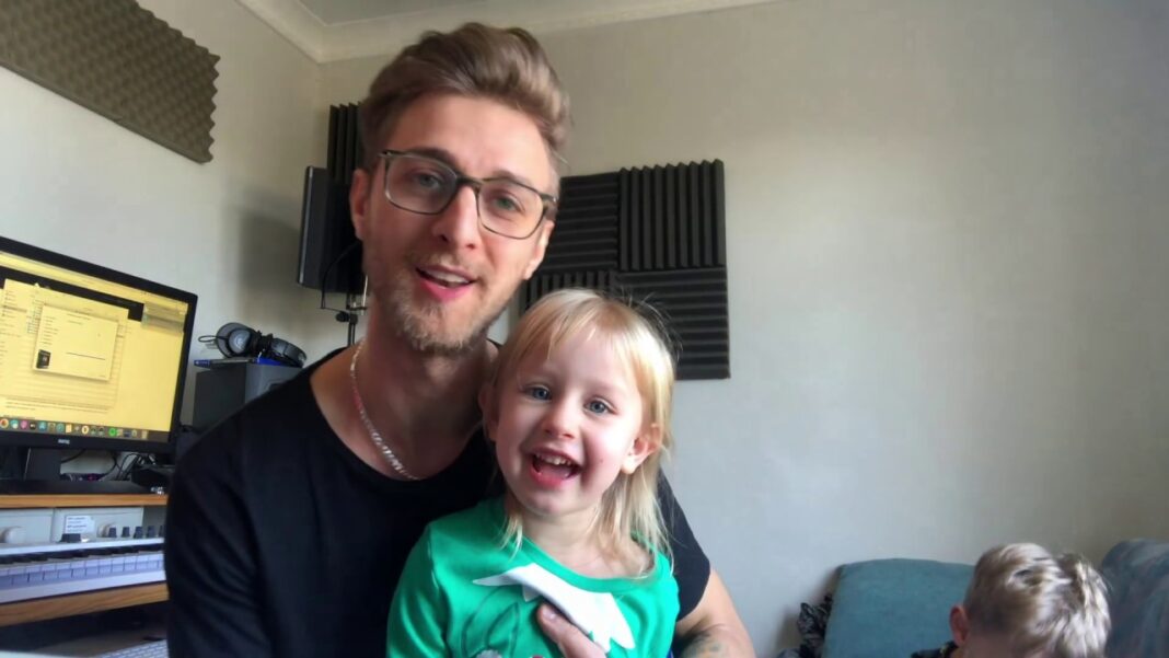 Mok Saib et sa fille souriants dans un studio d'enregistrement.