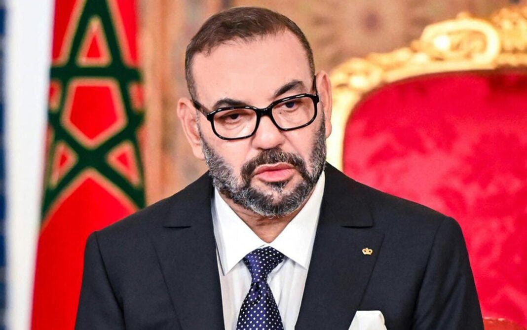 Exclusif: Voici ce qu’un site espagnol a révélé sur la nature de la maladie de Mohammed VI Homme en costume noir avec lunettes, siège dans un cadre officiel marocain.