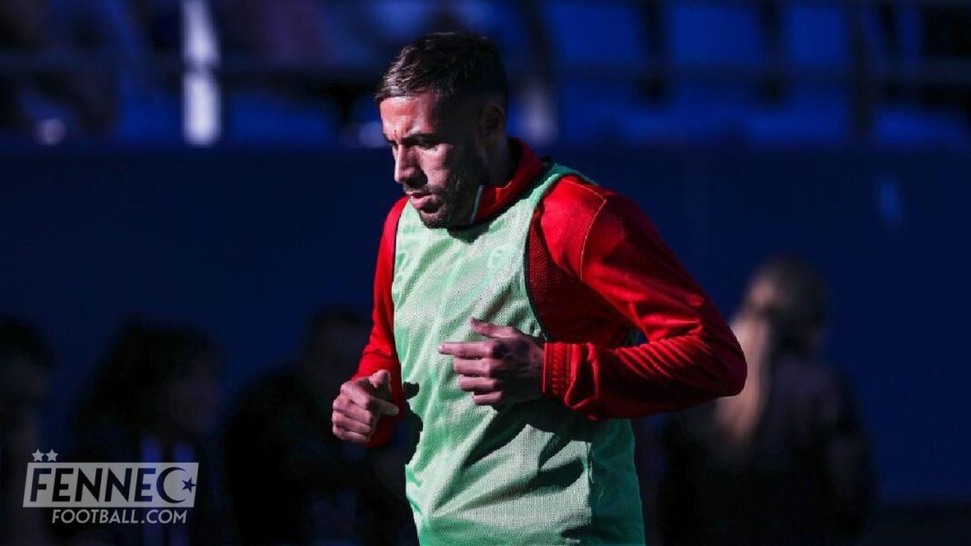 Visas France : les terribles révélations de Youcef Belaili (Vidéo) Youcef Belaili en entraînement, portant un maillot rouge et un gilet vert.