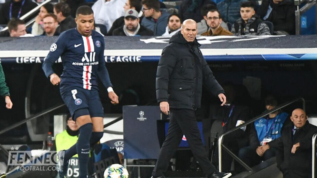 Zidane et Mbappé sur le banc lors d'un match de football.