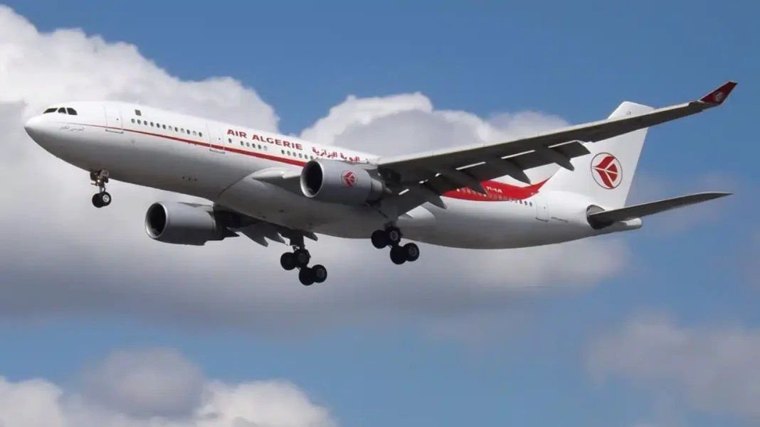 Air Algérie : Les vols de la Omra reprendront à cette date. Avion Air Algérie en vol dans le ciel avec nuages.