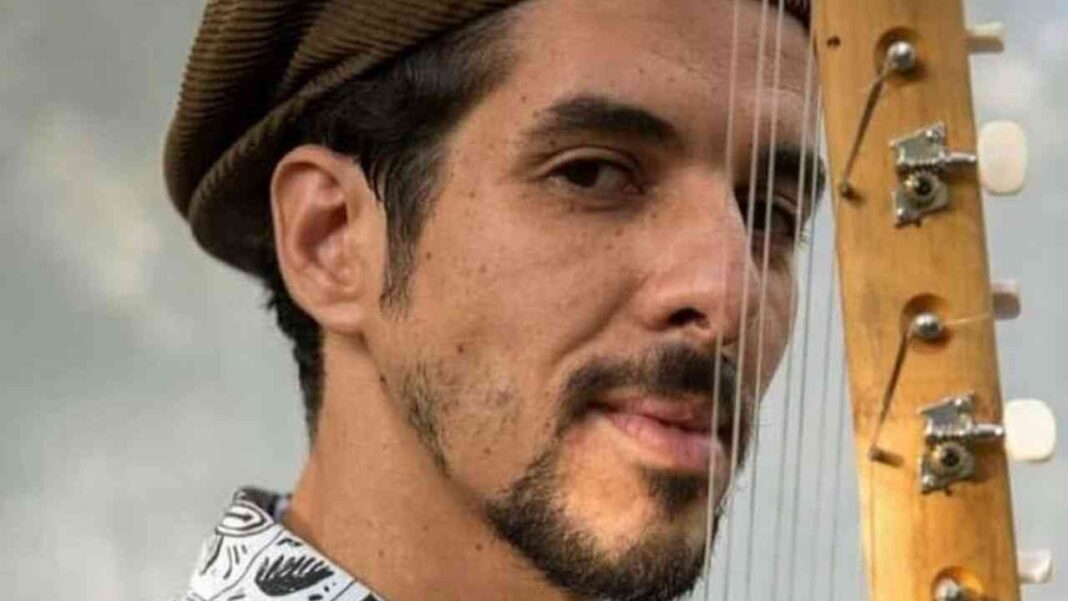 Artiste Chakib Bouzidi Portrait de Chakib Bouzidi, musicien algérien.