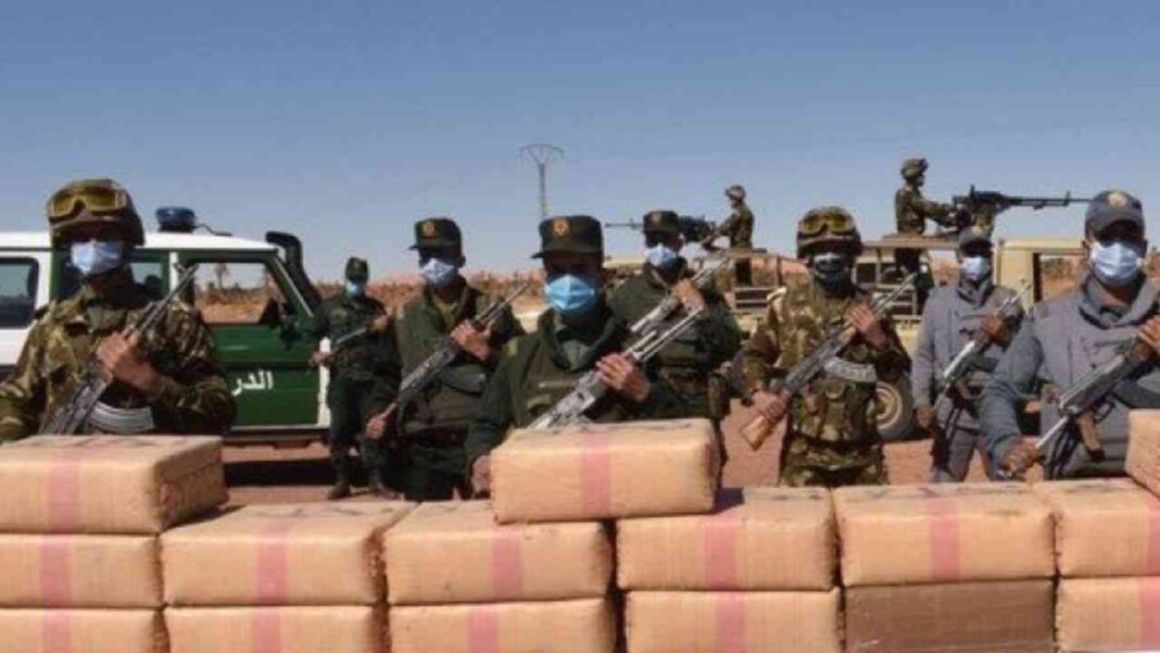 Algérie : une importante quantité de drogue en provenance du Maroc confisquée. Soldats algériens avec des armes et des colis de drogue confisqués.