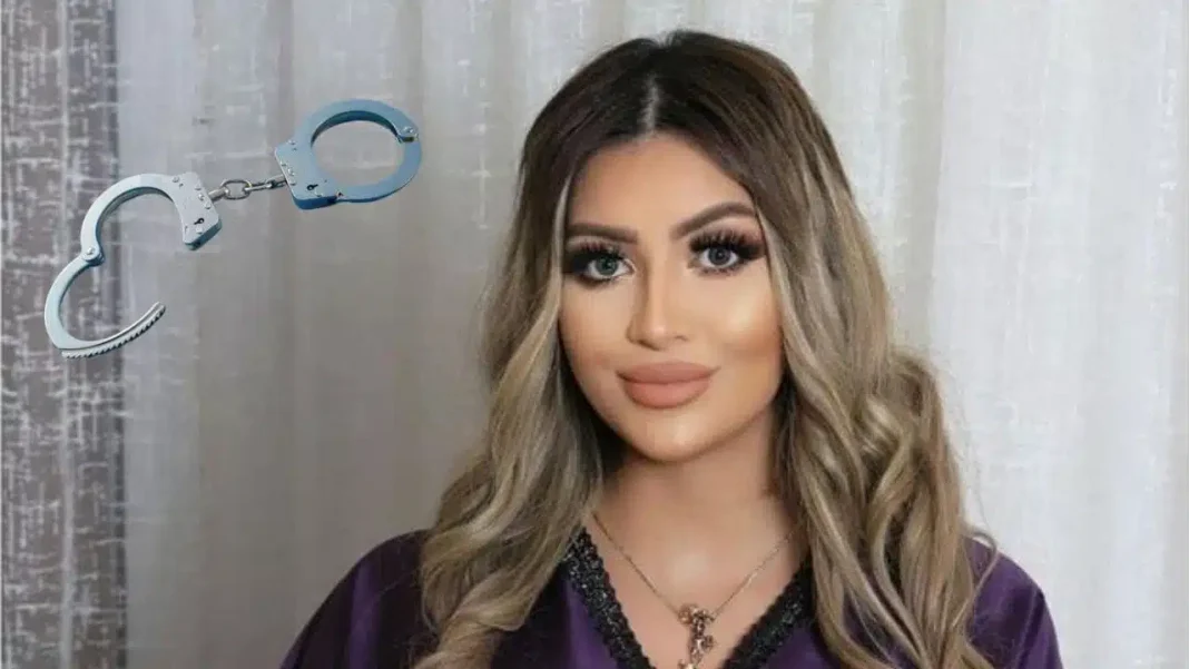 Algérie : la parfaite réplique de Wahida Guerroudj sur Instagram Wahida Guerroudj avec des menottes en pendentif.