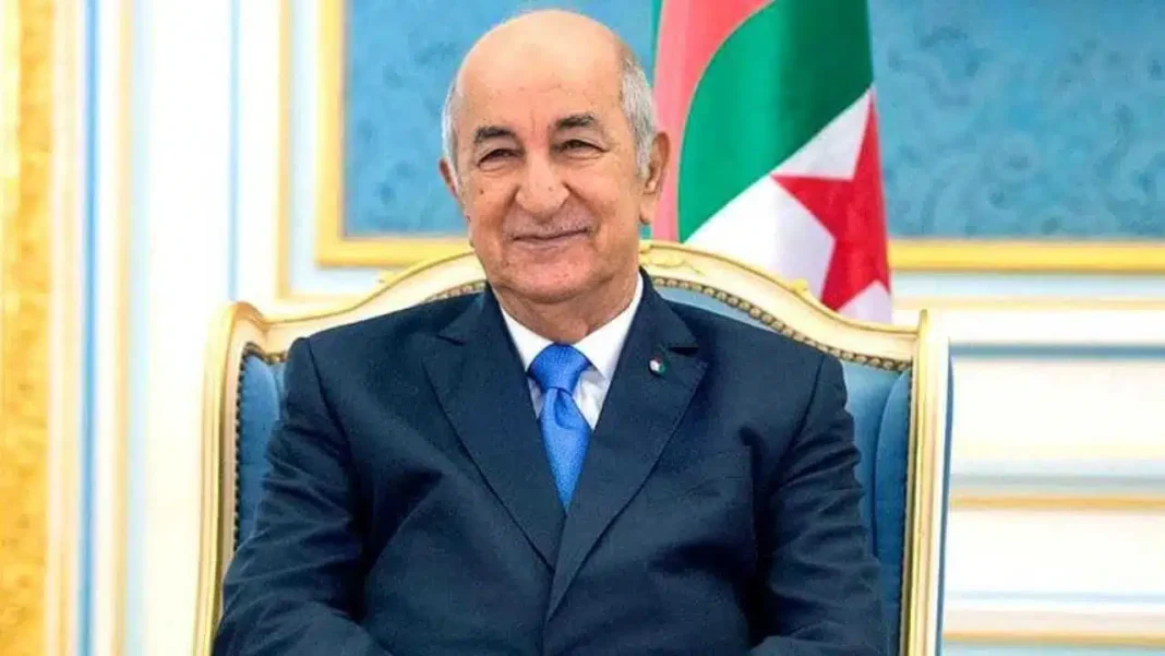Tebboune félicite la startup algérienne Tebboune, président algérien, félicite une startup lors d'une cérémonie officielle.