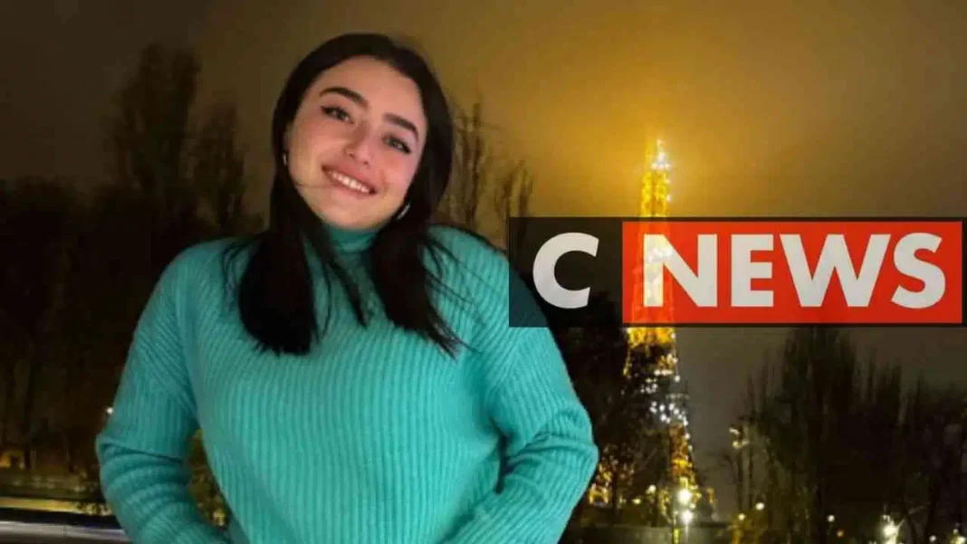 Incroyable! Inès Abdelli corrige un média Inès Abdelli souriante lors d'une intervention médiatique.