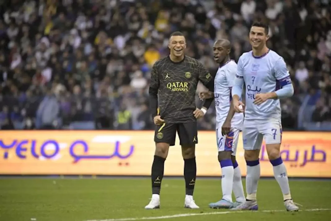Match amical : Ronaldo s’offre un doublé face au PSG Cristiano Ronaldo et ses coéquipiers lors d'un match amical de football.