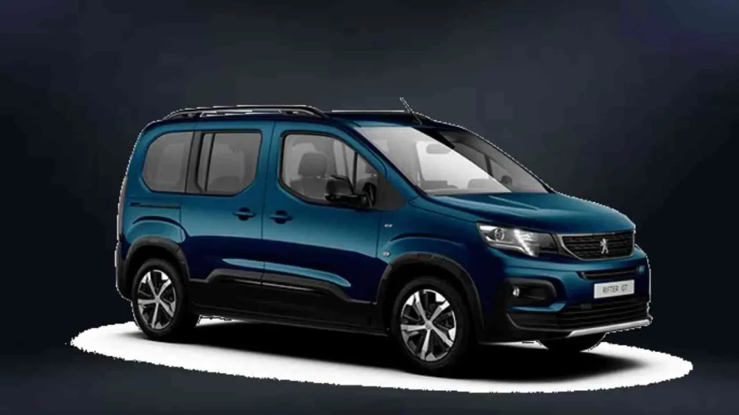 Importation de voitures d’occasion en Algérie : voici les conditions et règles à suivre Peugeot Rifter 2021, véhicule familial compact, couleur bleue, vue de face.