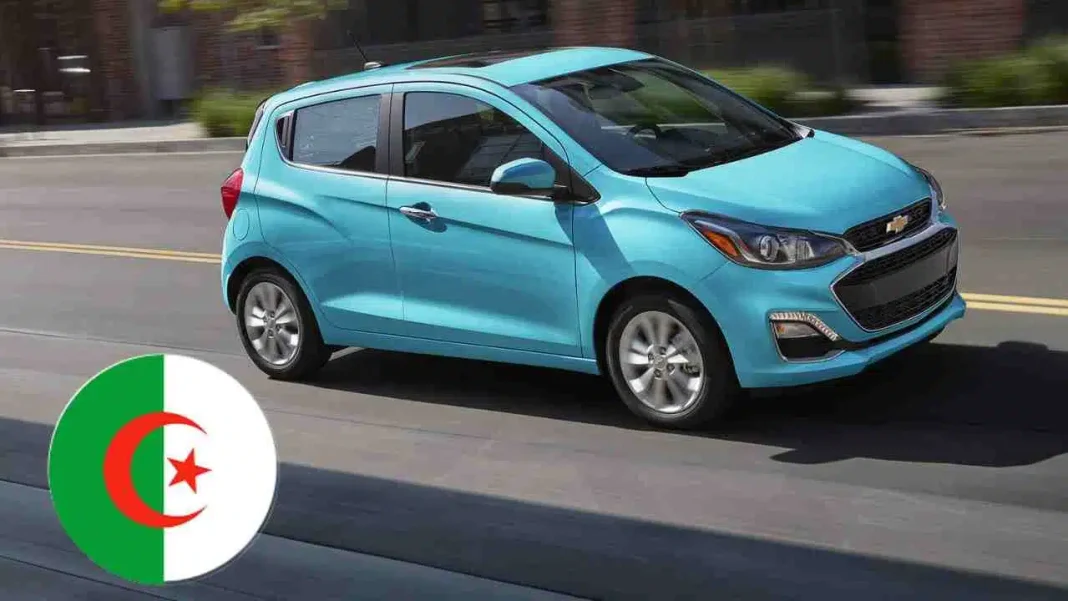 Algérie : prix et caractéristiques de la Chevrolet Spark 2022 Voiture Chevrolet Spark 2022 de couleur bleue sur la route.