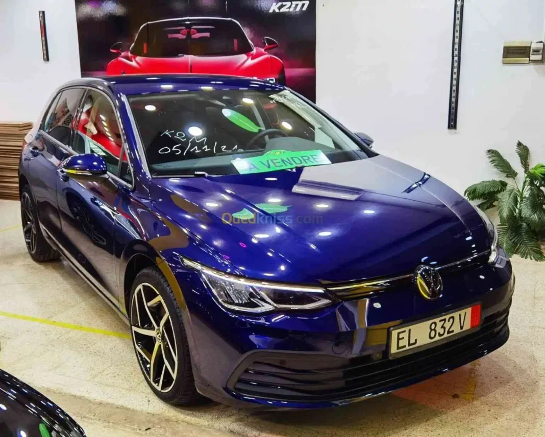 Volkswagen Golf 8 GTD 2023 bleue avec panneau 'VENDRE'.