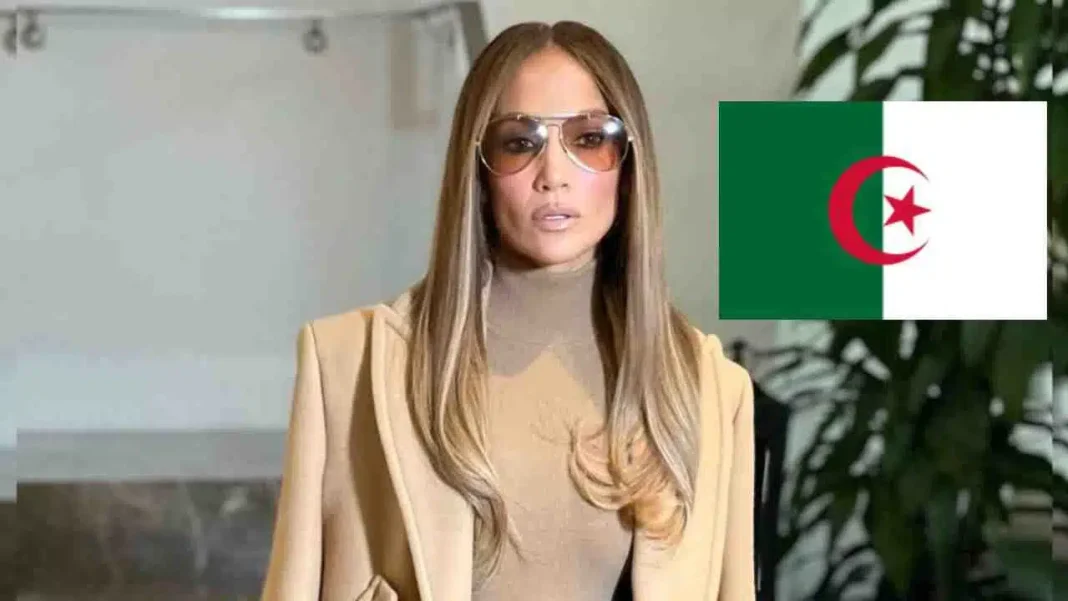Jennifer Lopez avec drapeau algérien en arrière-plan.