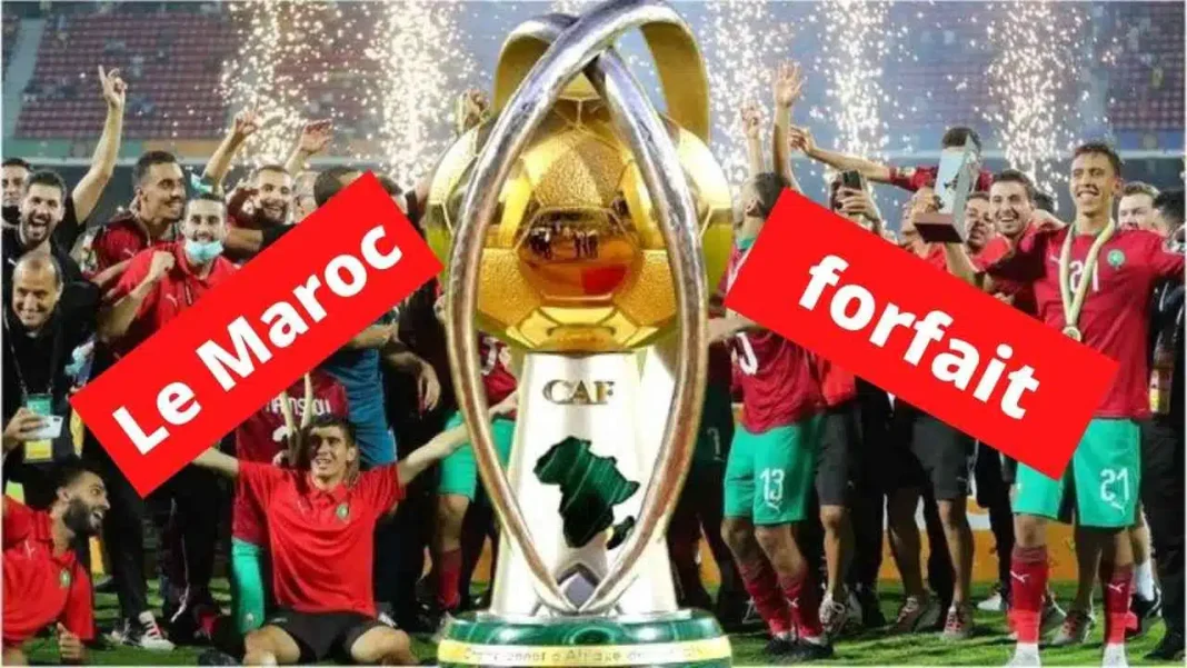 CHAN 2022 en Algérie : le Maroc signe officiellement forfait L'équipe du Maroc célèbre sa victoire avec le trophée CAF.