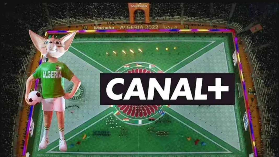 CHAN 2022 : l’Algérie reçoit les éloges d’un journaliste français de Canal+ Stade de football avec mascotte d'Algérie et logo Canal+.