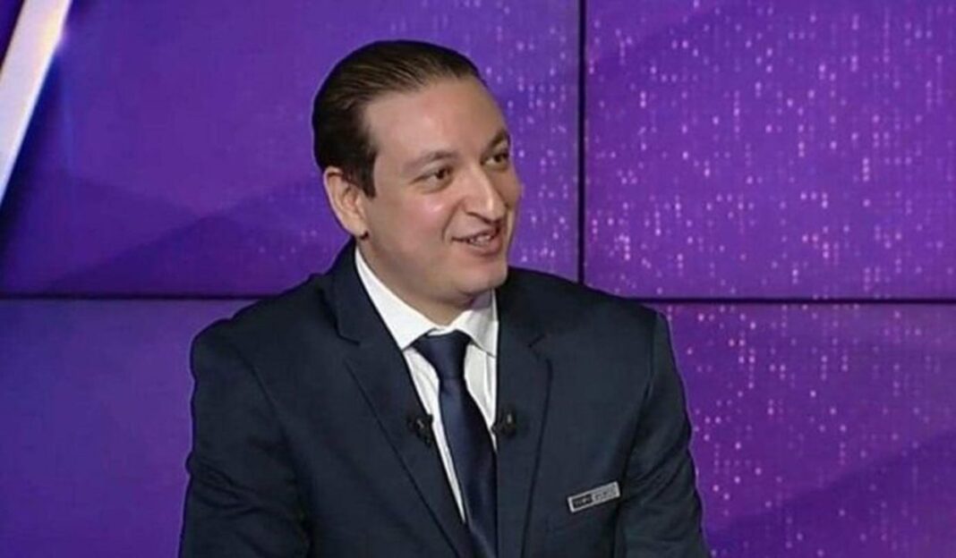 Commentateur marocain en studio pendant le CHAN 2022.