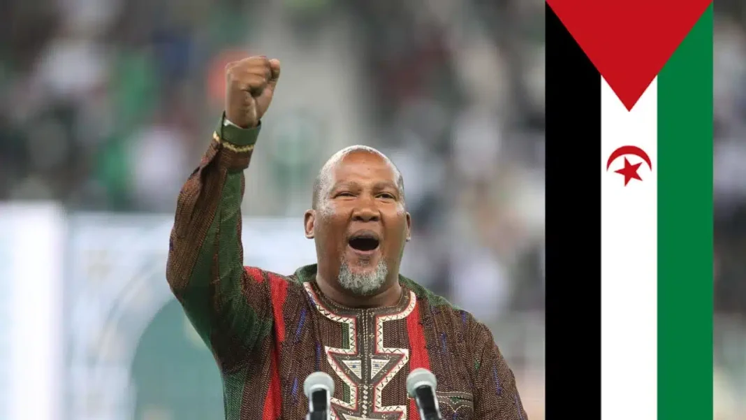 CHAN 2023 : Sur la question du Sahara occidental, le petit-fils de Mandela soutient l’Algérie. Homme exprimant sa solidarité avec l'Algérie au CHAN 2023.