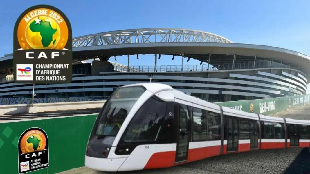 Tramway blanc et rouge moderne pour le transport des joueurs au CHAN 2022.
