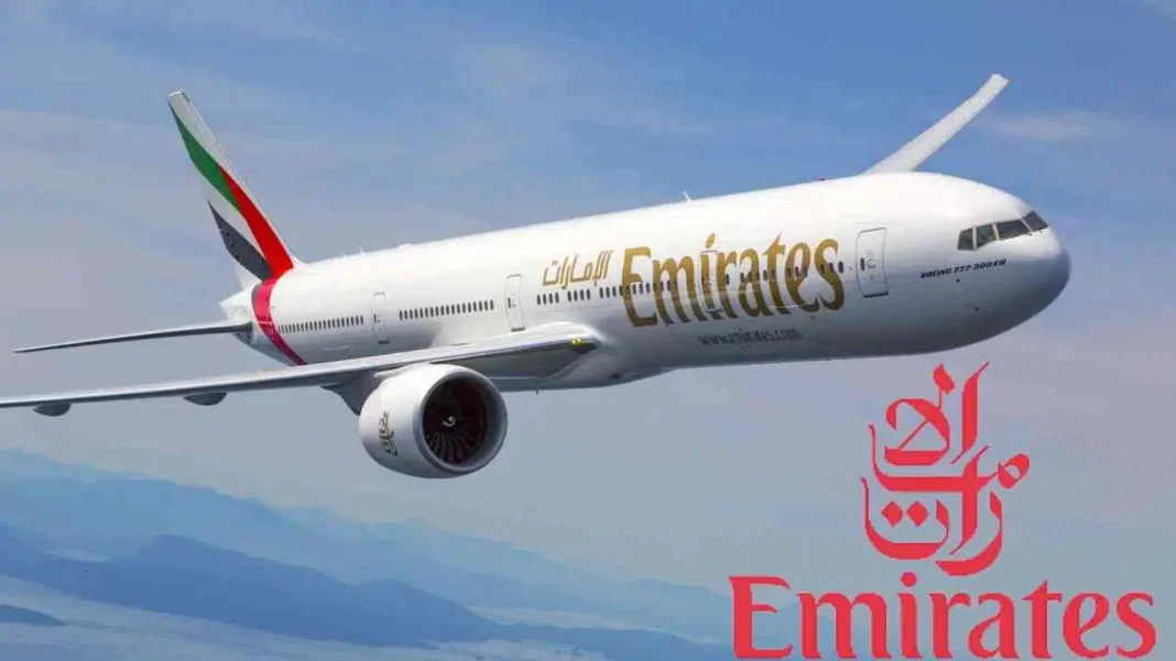 Émirates dévoile des offres exceptionnelles sur ses vols vers l’Algérie Avion Emirates survolant le ciel avec logo visible.