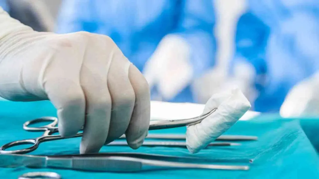 Chirurgien retirant un couteau du corps d'un patient lors d'une opération médicale.