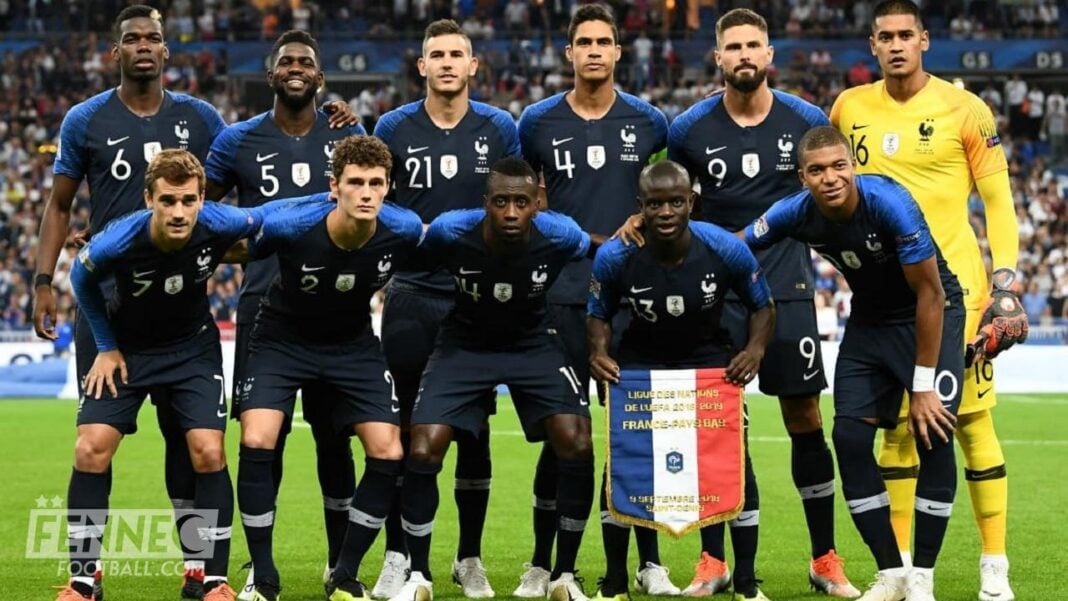Les joueurs de l'équipe de France en tenue officielle sur le terrain.