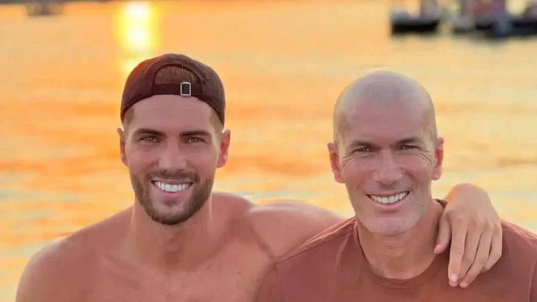 Le fils de Zidane, Luca montre sa fierté d’être Algérien de souche Luca Zidane souriant, portant un t-shirt, avec un coucher de soleil en arrière-plan.