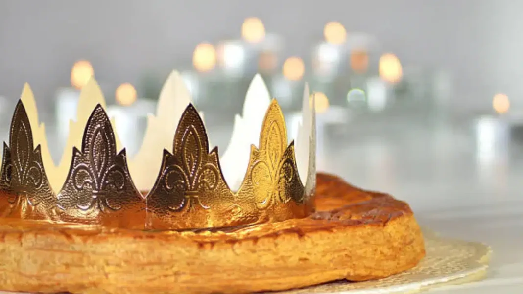 Gâteau royal avec couronne en papier pour célébration.