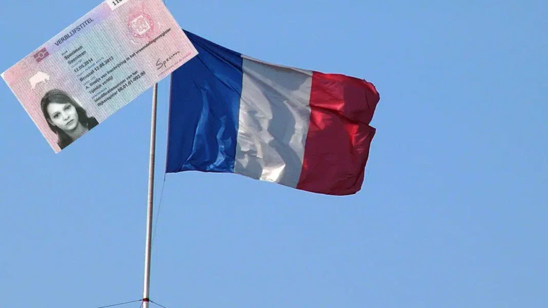 France-Demande titre de séjour: ce qu’un Algérien doit faire Drapeau français flottant avec carte d'identité sur fond bleu.