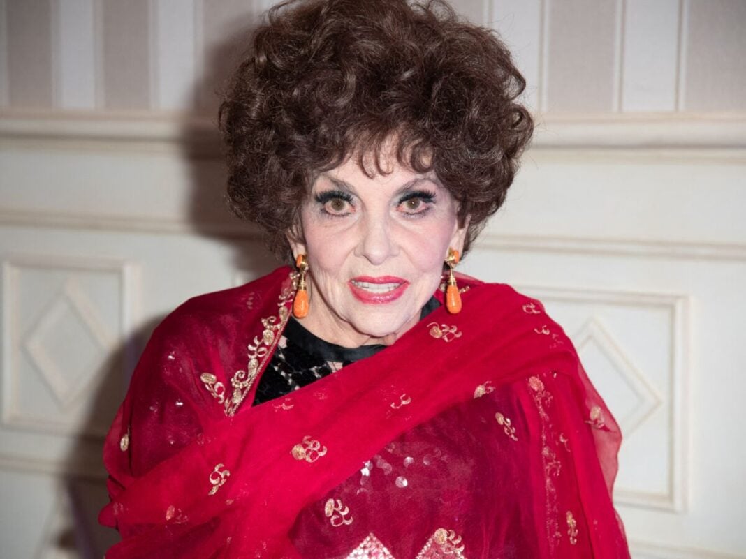 Actrice Gina Lollobrigida dans une robe rouge élégante.