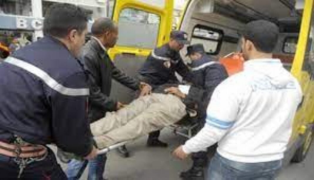 Drame à Alger : Six membres d’une famille sont mortes par intoxication de monoxyde de carbone Urgence à Alger avec des secours transportant une victime en ambulance.