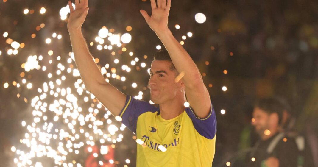 Cristiano Ronaldo célèbre avec des feux d'artifice Cristiano Ronaldo en célébration avec feux d'artifice en arrière-plan.