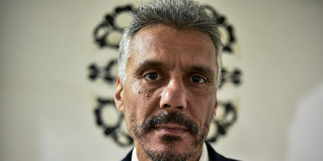 Justice : Rachid Nekkaz quitte la prison d’El Harrach et renonce à la politique en Algérie Rachid Nekkaz, homme politique algérien, en liberté après sa sortie de prison.