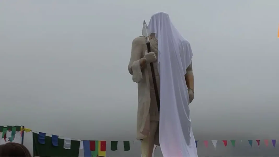 Statue recouverte d'un drap blanc à Tizi-Ouzou, en Algérie.