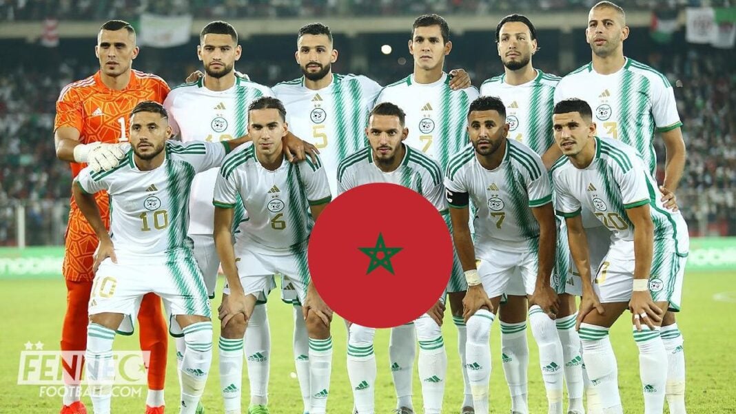 L'équipe d'Algérie de football en uniforme avant un match au Maroc.