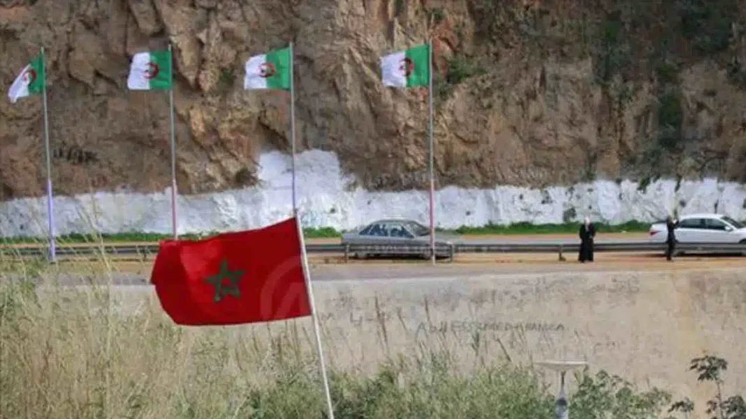 Les Marocains sont pour la réouverture des frontières avec l’Algérie? Voici les résultats des enquêtes. Drapeaux algérien et marocain flottant au vent.